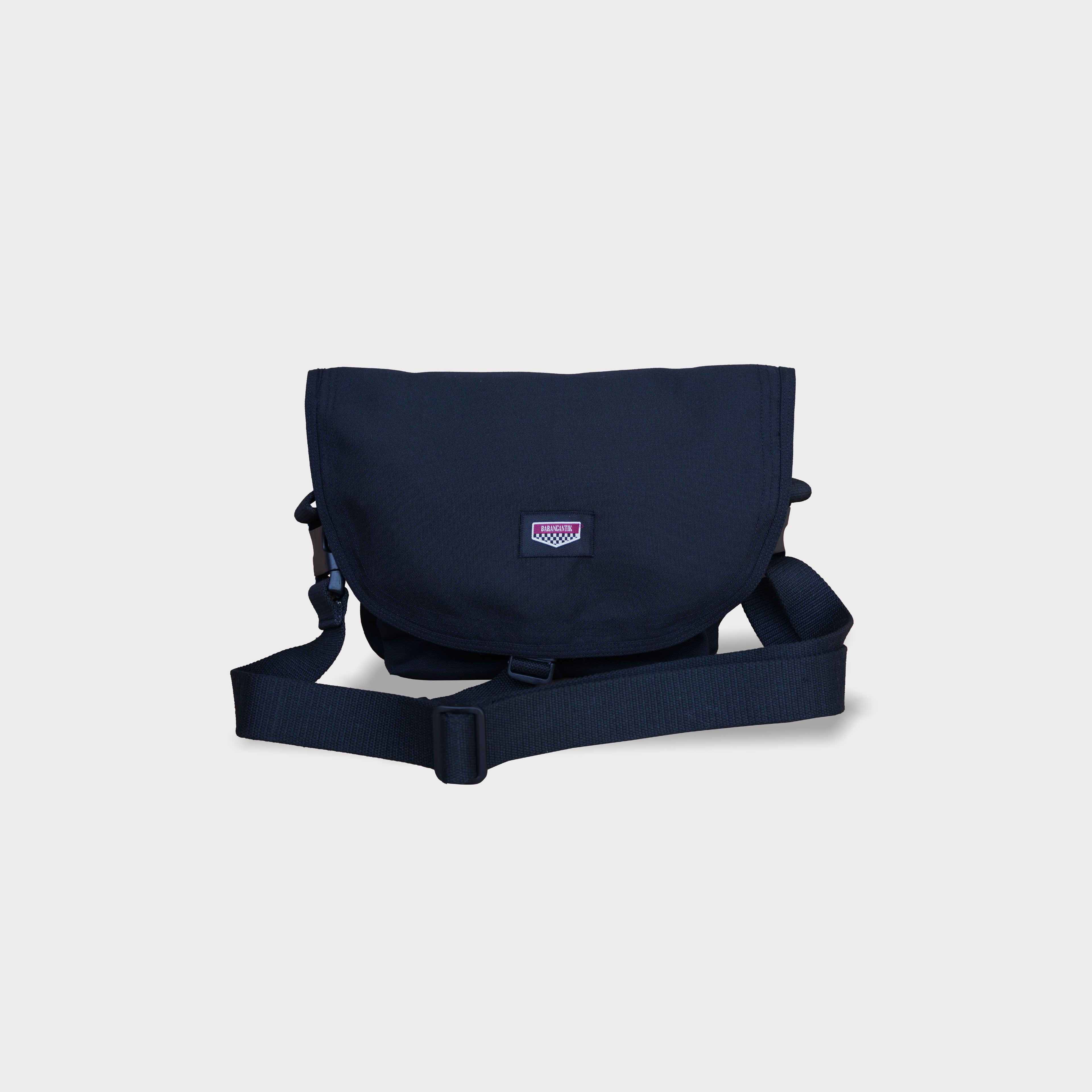 Tas selempang compact pria Newman Barangantik hitam tampak depan