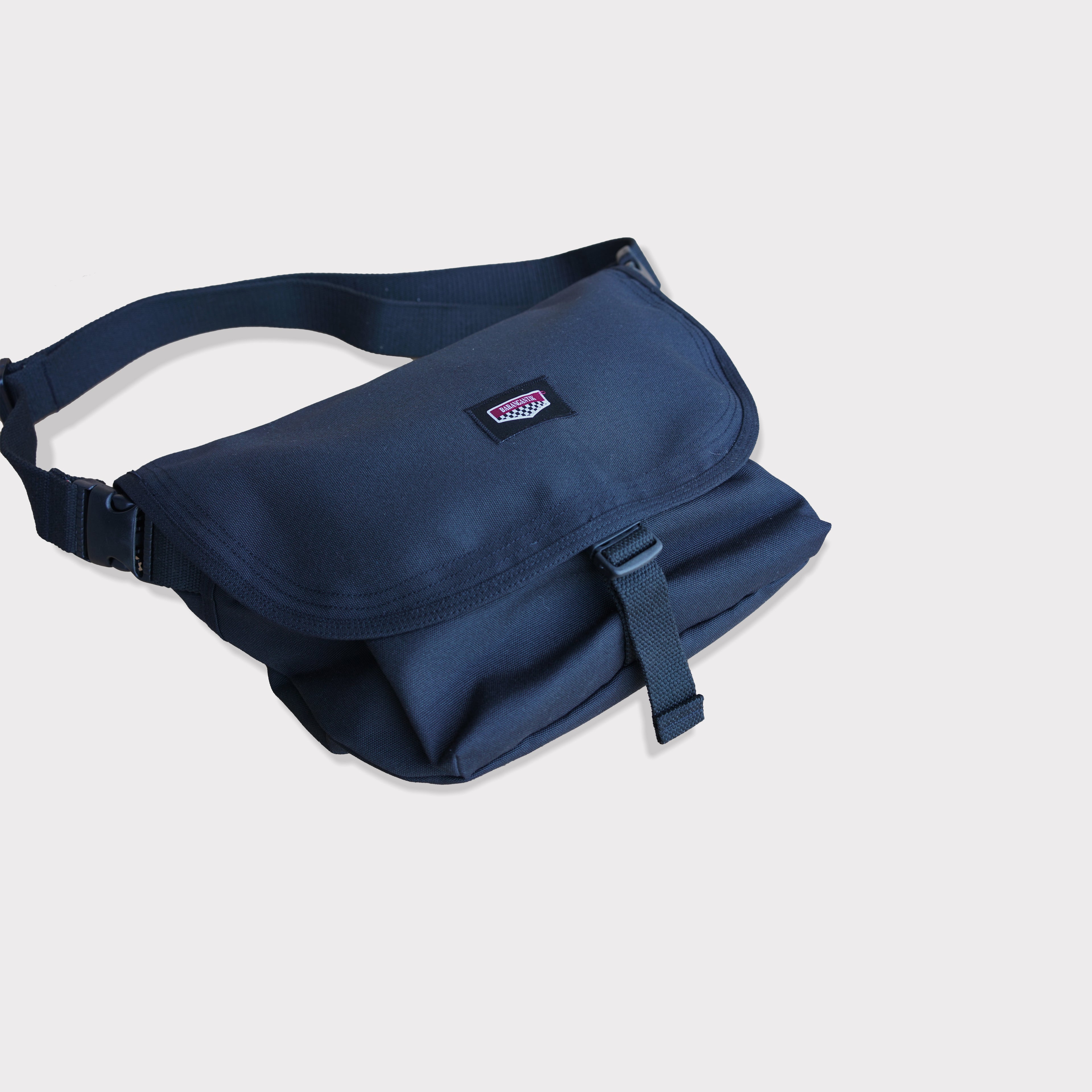 Tas selempang compact pria Newman Barangantik tampak samping