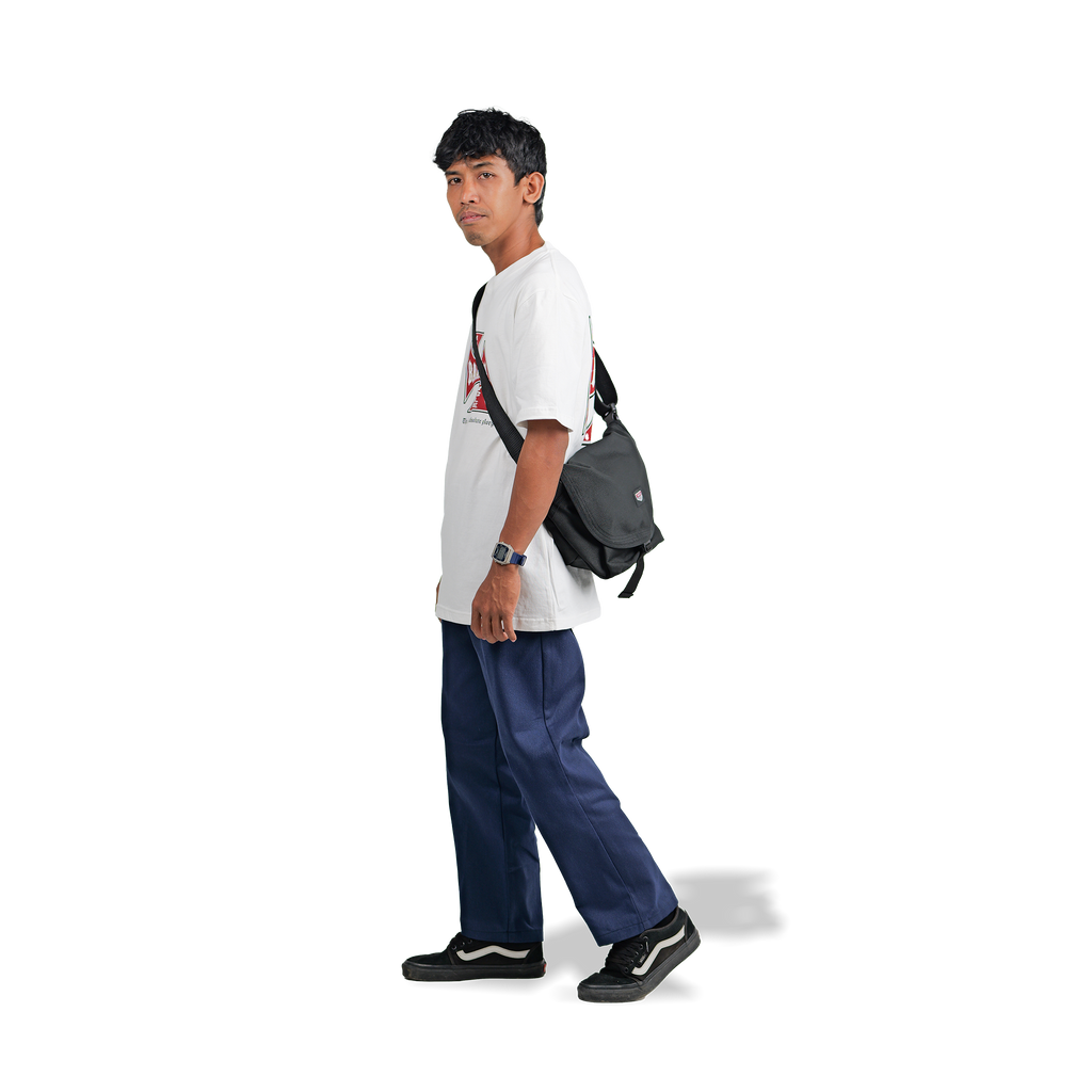 Tas selempang compact pria Newman Barangantik dipakai model